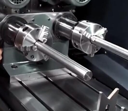  軸類深孔鉆床，這樣的數(shù)控機(jī)床國內(nèi)很少見，看看不一樣的加工過程